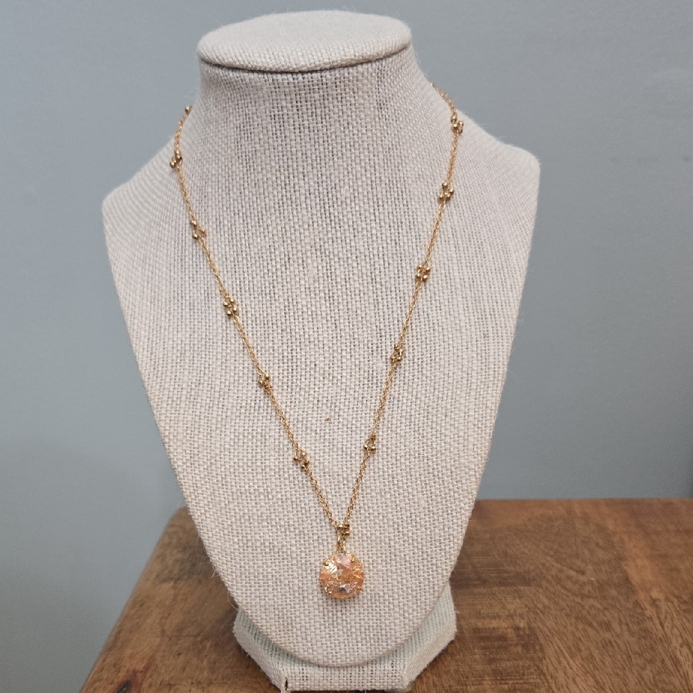 Elegant Gold Necklace with Pendant